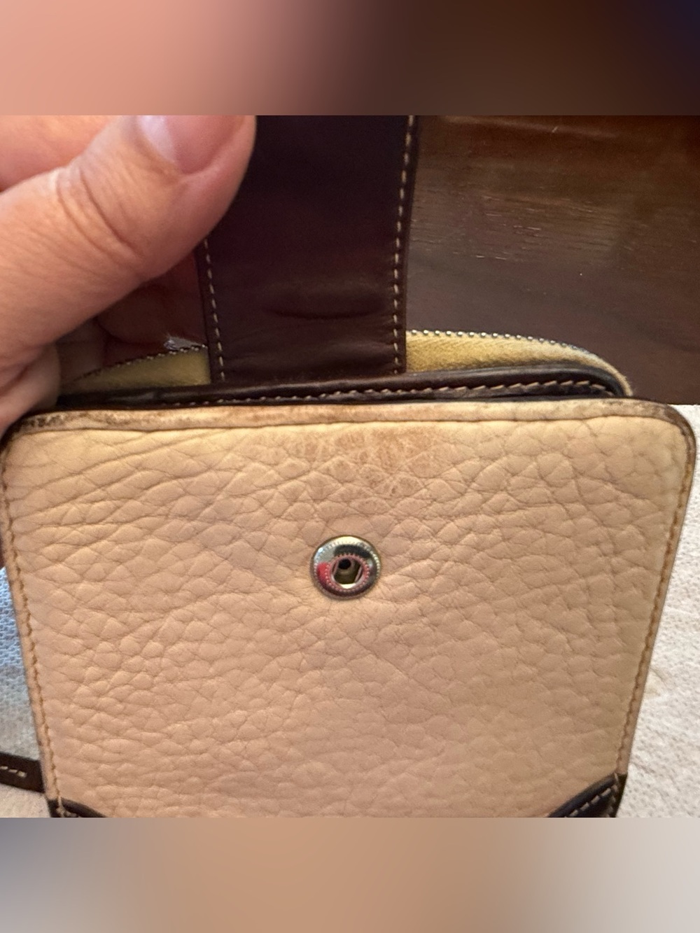 Vintage Dooney & Bourke
Donegal Crest Wallet Florentine & Pebble Leather - Picture 13 of 14